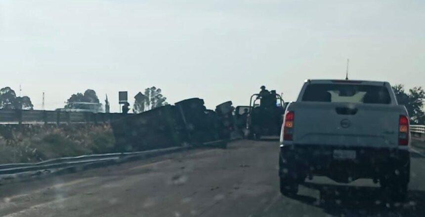 celaya vuelco de trailer en autopista queretaro crea congestion vial Celaya: Vuelco de tráiler en autopista Querétaro crea congestión vial
