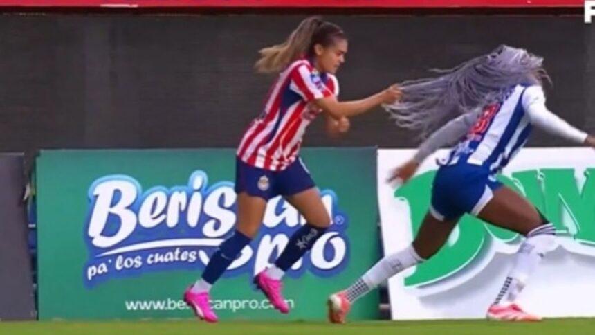 Chivas femenil: expulsan jugadora por jalar cabello a rival de Pachuca
