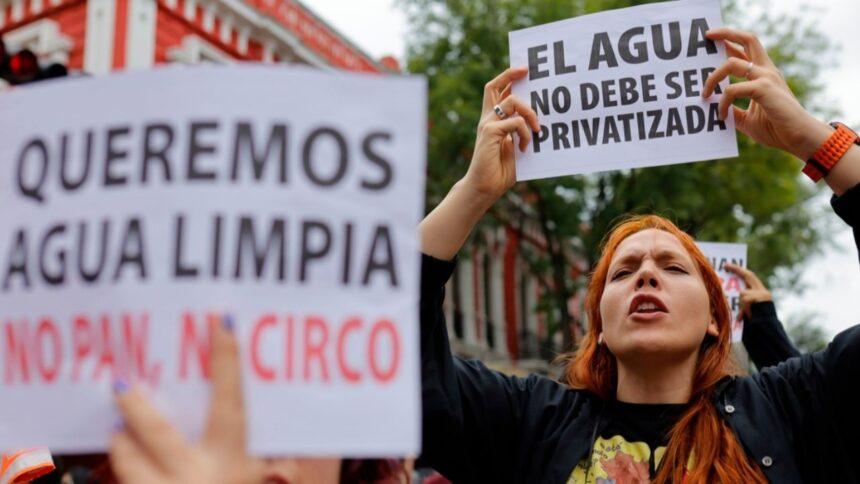 Ciudadanos protestan en Guadalajara por el suministro de agua contaminada