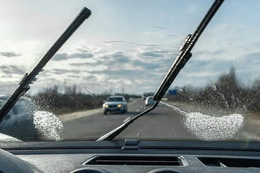 Consideraciones sobre el uso de agua en el tanque del limpiaparabrisas
