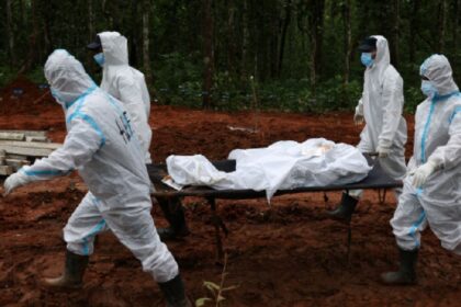 Continúa la búsqueda de casi 600 extranjeros tras inundaciones en Nepal