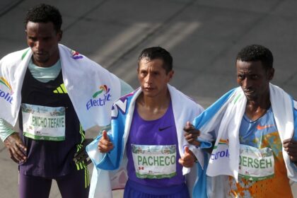 Cristhian Pacheco se impone a africanos y gana el Maratón de México