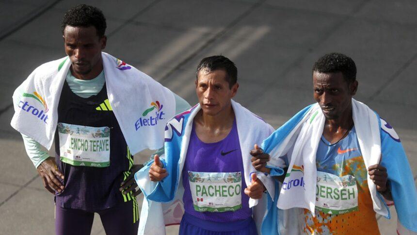 Cristhian Pacheco se impone a africanos y gana el Maratón de México