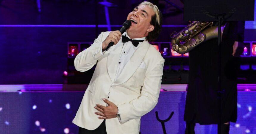 Cristian Castro cuenta qué carrera estudiará tras graduarse de preparatoria