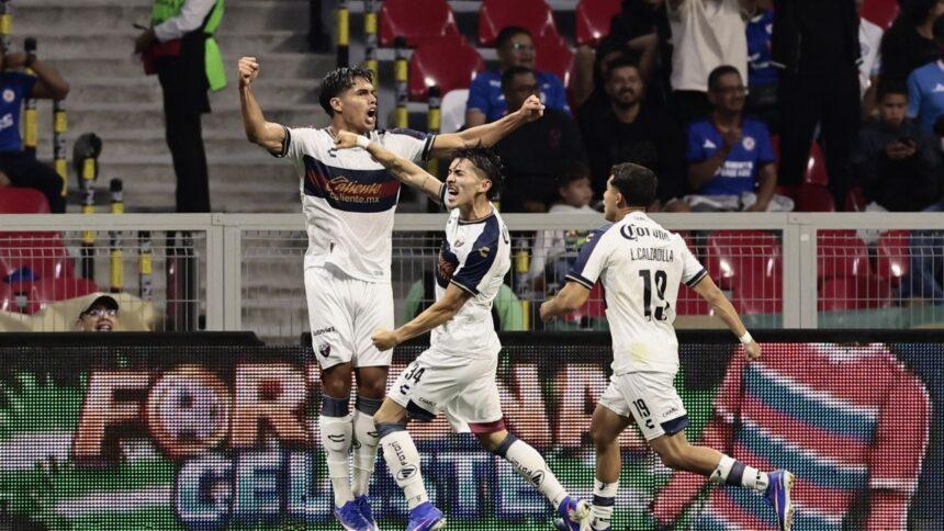 Cruz Azul cae ante Atlante en un emocionante partido en el Azteca