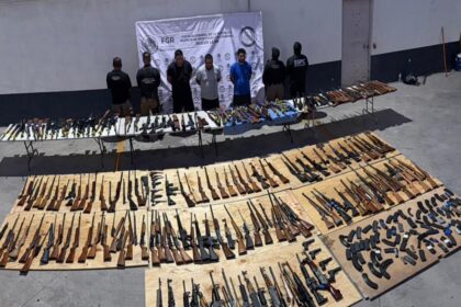 Decomisan 210 armas transportadas desde Texas en Nuevo León; detienen a tres