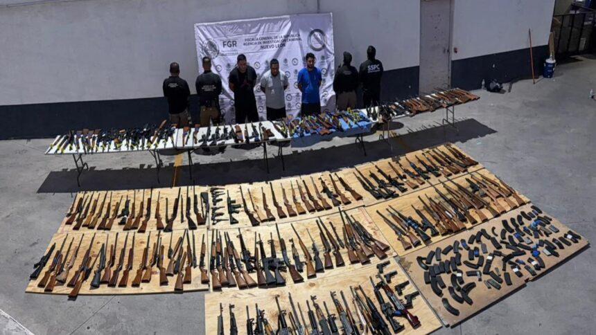Decomisan 210 armas transportadas desde Texas en Nuevo León; detienen a tres