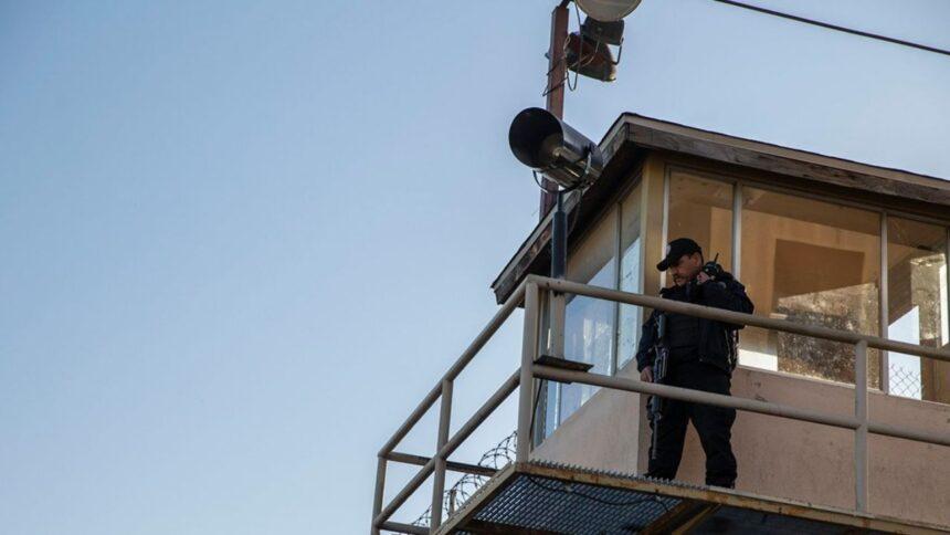 Detienen a dos custodios tras fuga de reo durante traslado en Chiapas