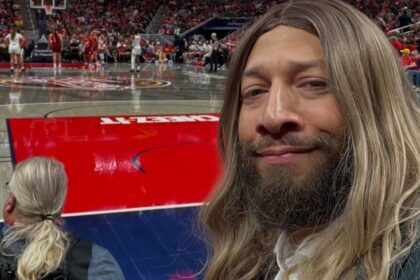 Exjugador de la NBA asiste con peluca a juego de la WNBA
