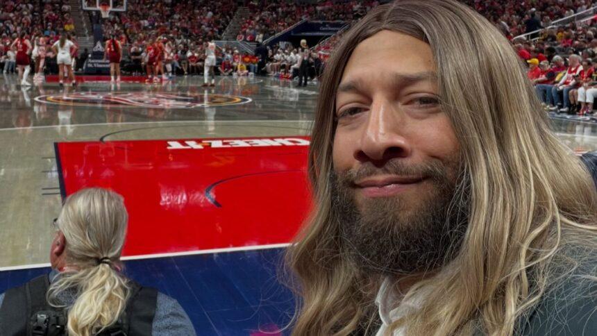 Exjugador de la NBA asiste con peluca a juego de la WNBA