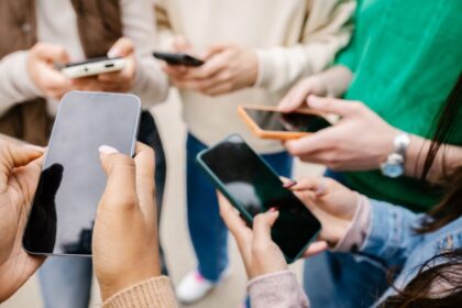 Expertos advierten que regular celulares no debe vulnerar derechos de la niñez