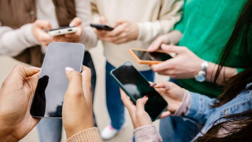 Expertos advierten que regular celulares no debe vulnerar derechos de la niñez