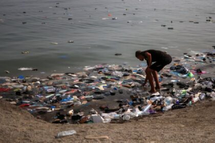 familiares de migrantes que nadaron a ceuta esperan su regreso Familiares de migrantes que nadaron a Ceuta esperan su regreso tras dos días