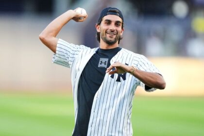 Ferran Torres lanza primera bola en Yankee Stadium tras ser héroe en la Final del Mundial