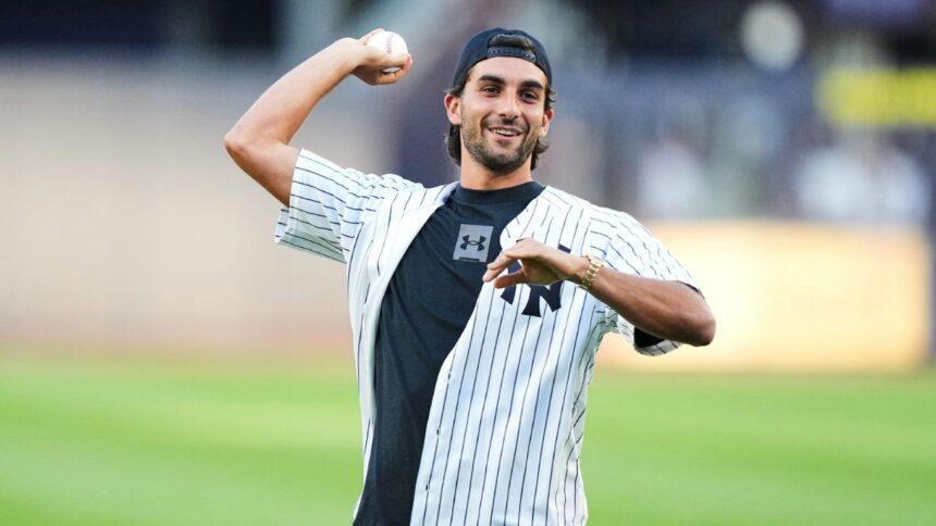 Ferran Torres lanza primera bola en Yankee Stadium tras ser héroe en la Final del Mundial