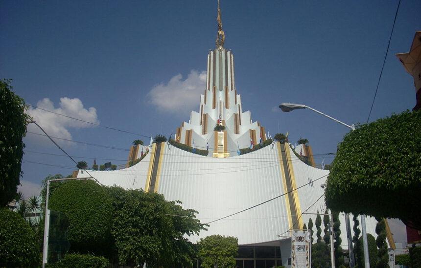 Fieles asisten a la Santa Cena de La Luz del Mundo en Guadalajara