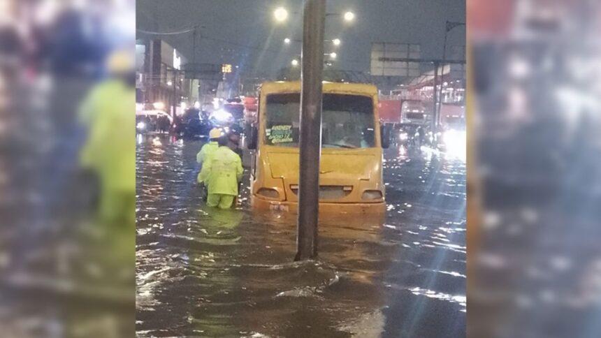 Fuertes lluvias provocan inundaciones y caída de árboles y postes en CDMX
