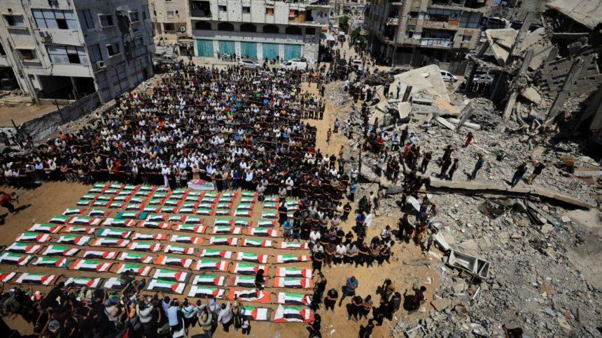 Funeral masivo en Gaza despide a 112 miembros de una familia, incluidos 44 niños