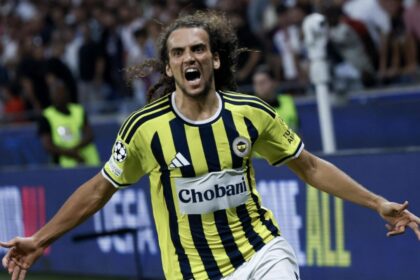 Futbolista del Fenerbahçe provoca a fans del Lyon tras eliminación en Champions