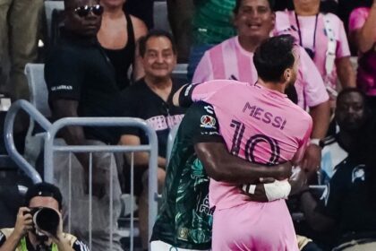 Futbolista del León abraza a Messi tras la muerte de su padre