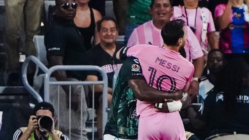 Futbolista del León abraza a Messi tras la muerte de su padre
