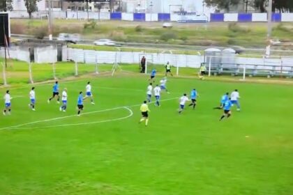 Futbolista lanza balón a la carretera y causa choque en Uruguay
