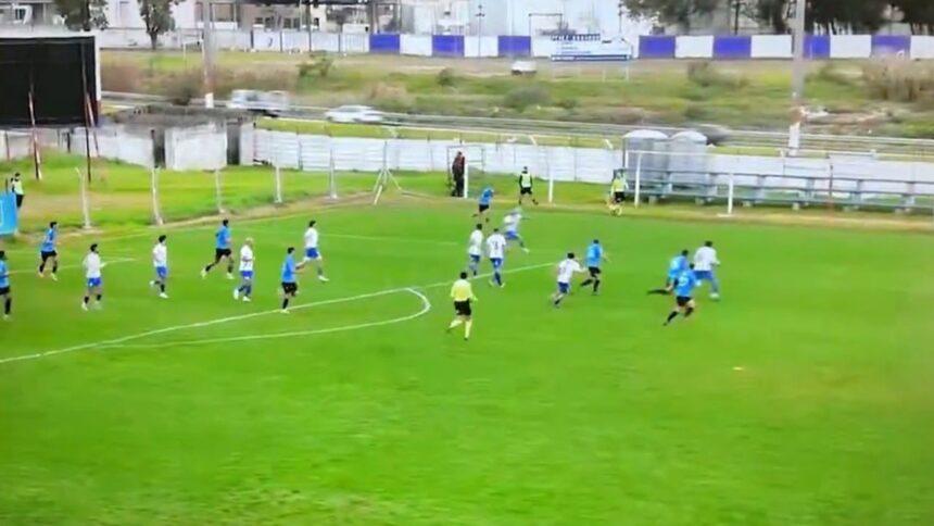 Futbolista lanza balón a la carretera y causa choque en Uruguay