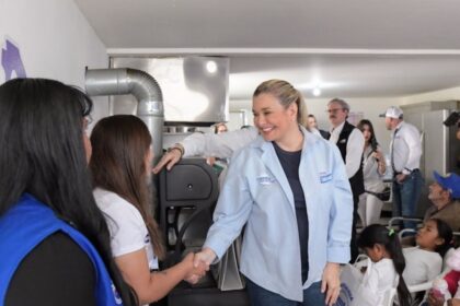 Gobernadora de Chihuahua supervisa apoyos sociales y obras en Creel