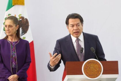 Gobierno de Sheinbaum afirma que 81% de docentes respalda regular celulares escolares