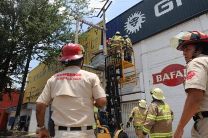 Grave lesión de trabajador por descarga eléctrica en Guadalajara