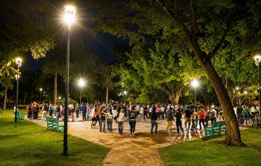Guadalajara mejora iluminación en más de 100 parques públicos