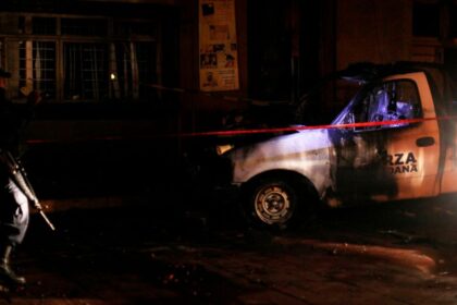 Habitantes de Tabasco queman patrulla y retienen policías tras violencia familiar