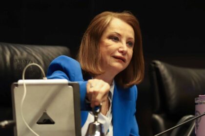 Hospitalizan a la presidenta del Senado por fractura de tobillo