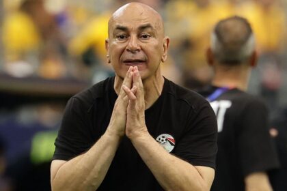Hossam Hassan se desmaya y es hospitalizado tras pelea entre sus esposas