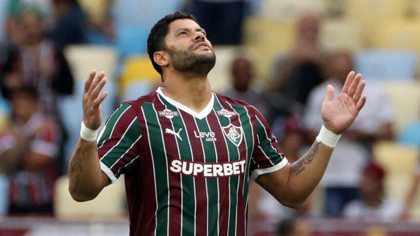 Hulk y un desperfecto en el césped del Maracaná causan golazo insólito