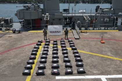 Incautan 1.6 toneladas de presunta cocaína flotando a 300 kilómetros de Michoacán
