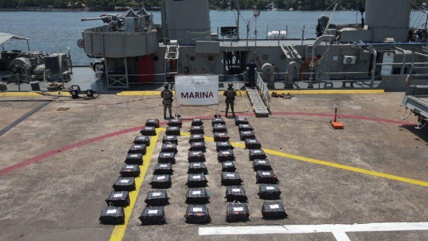 Incautan 1.6 toneladas de presunta cocaína flotando a 300 kilómetros de Michoacán