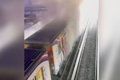 Incendio cubre de humo la estación Taxqueña; usuarios desalojan instalaciones