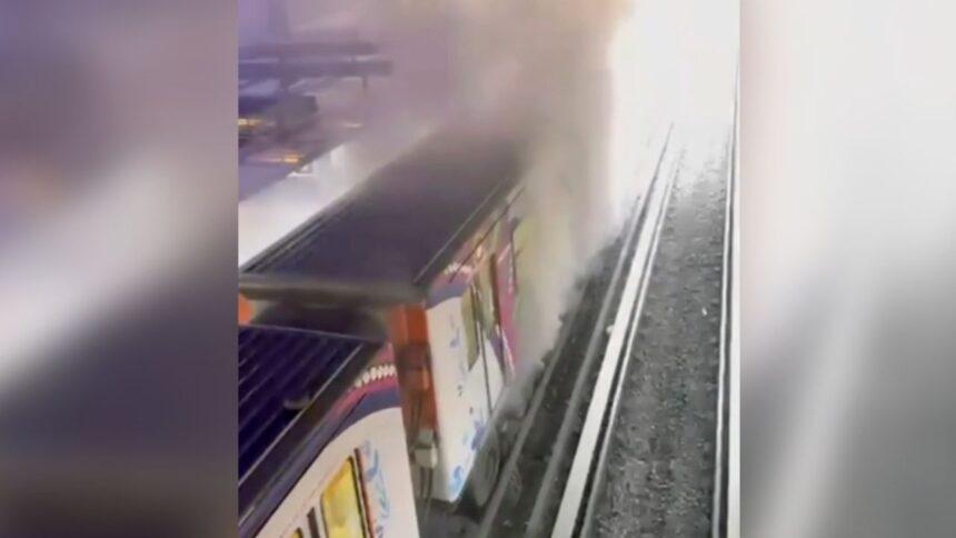 Incendio cubre de humo la estación Taxqueña; usuarios desalojan instalaciones