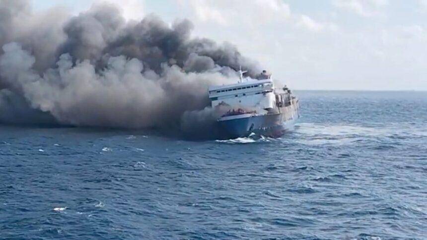 Incendio en ferry en Indonesia deja cinco muertos y 41 desaparecidos