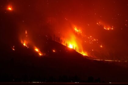 Incendios forestales en el oeste de Estados Unidos y Canadá provocan evacuaciones masivas