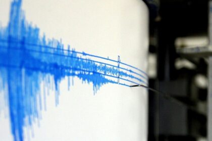 Indonesia emite alerta de tsunami tras sismo de 7.7 y réplicas