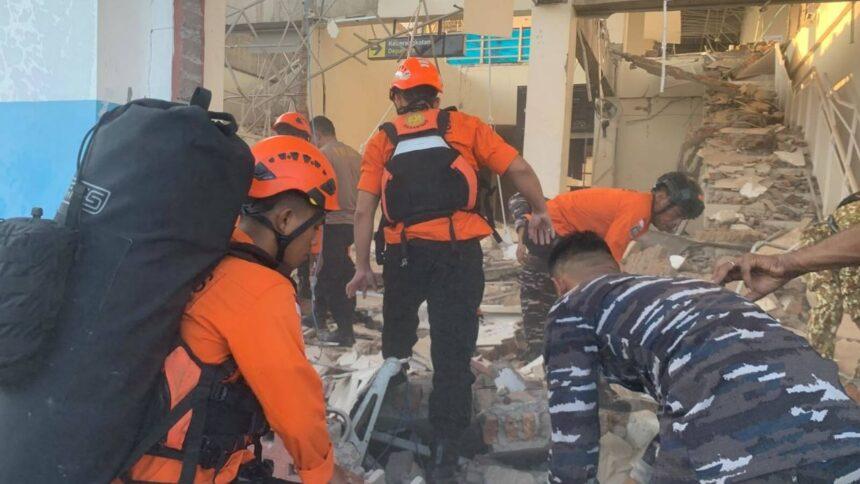 Indonesia registra otro terremoto tras sismo de 7.7 que dejó 47 muertos