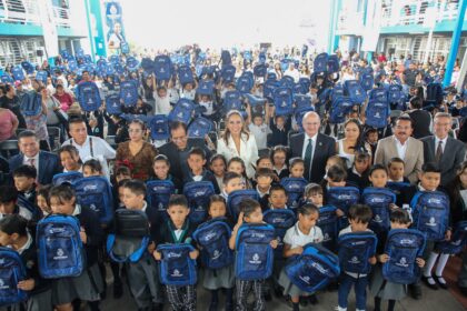 Inicia entrega de paquetes de útiles escolares y mochilas en Celaya