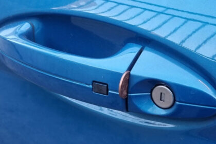 Interpretación de encontrar una moneda en la manija del auto en México