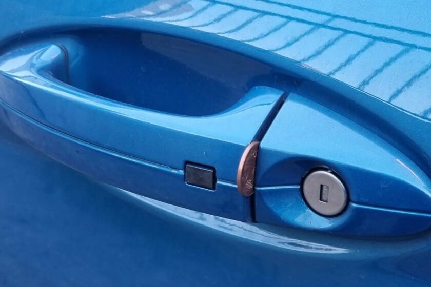 Interpretación de encontrar una moneda en la manija del auto en México