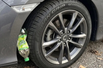 Interpretación de la presencia de una botella en la llanta del vehículo y acciones recomendadas