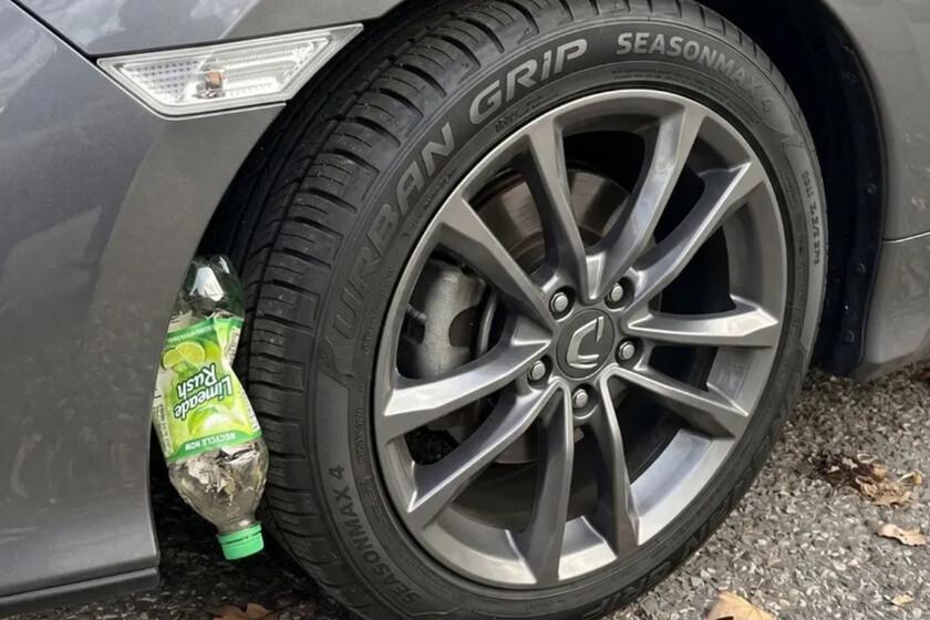 Interpretación de la presencia de una botella en la llanta del vehículo y acciones recomendadas