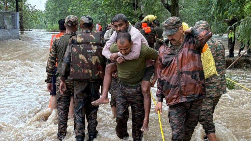 Inundaciones en Nueva Delhi activan alerta roja y desvían 15 vuelos