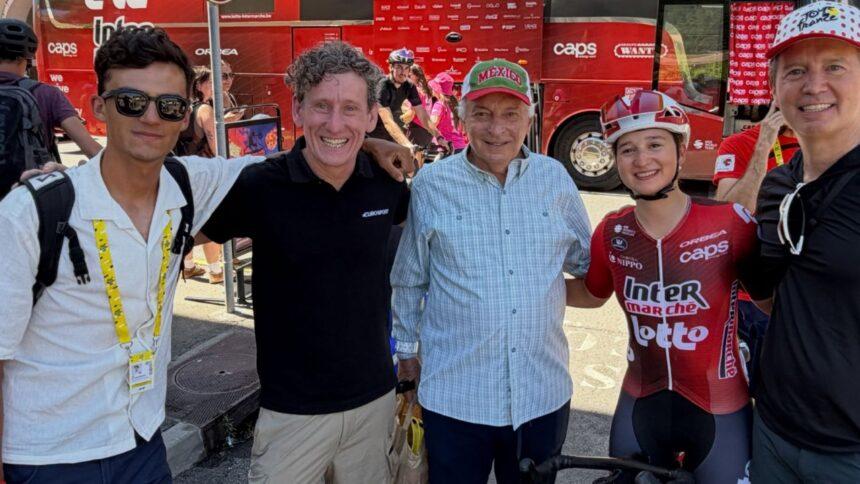 Isaac del Toro apoya a Romina Hinojosa en el Tour Femenil